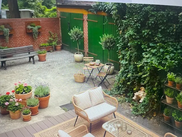 Sanierte ruhige Altbauwohnung im Herzen Berlins mit Garten, Balkon und zwei Garagen — photo 1